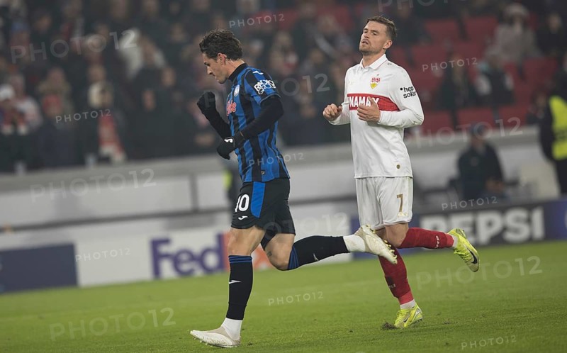 Football match, Nicolo' ZANIOLO Atalanta Bergamo 10 has just scored the 0:2 for Atalanta Bergamo and cheers with his right fist upwards, Maximilian MITTELSTÄDT VFB Stuttgart arrives late, Stuttgart Arena, Stuttgart
