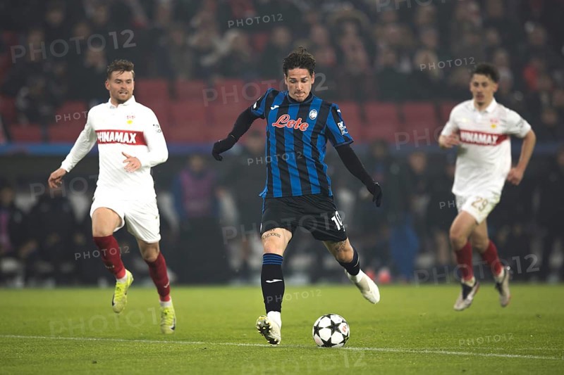 Football match, Nicolo' ZANIOLO Atalanta Bergamo 10 on his way to score the 0:2 for Atalanta Bergamo and takes a shot into the Tor tor, Maximilian MITTELSTÄDT VFB Stuttgart left and Anthony ROUAULT VFB Stuttgart right follow him, Stuttgart Arena, Stuttgart, Germany, Europe