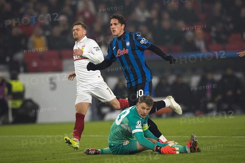 Football match, Nicolo' ZANIOLO Atalanta Bergamo 10 scores 0:2 for Atalanta Bergamo, Maximilian MITTELSTÄDT VFB Stuttgart left is too late and goalkeeper Alexander NÜBEL VFB Stuttgart cannot save the ball, Stuttgart Arena, Stuttgart, Germany, Europe