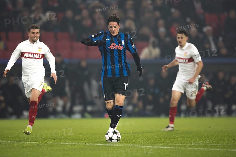Football match, Nicolo' ZANIOLO Atalanta Bergamo 10 on his way to score the 0:2 for Atalanta Bergamo, Maximilian MITTELSTÄDT VFB Stuttgart left and Anthony ROUAULT VFB Stuttgart right follow him, Stuttgart Arena, Stuttgart, Germany, Europe