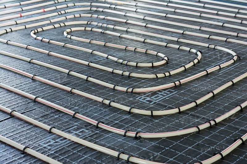 Underfloor heating pipes in bifilar installation form