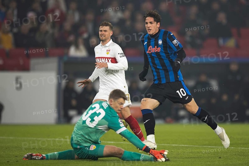 Football match, Nicolo' ZANIOLO Atalanta Bergamo 10 scores 0:2 for Atalanta Bergamo, Maximilian MITTELSTÄDT VFB Stuttgart left is too late and goalkeeper Alexander NÜBEL VFB Stuttgart cannot save the ball, Stuttgart Arena, Stuttgart, Germany, Europe