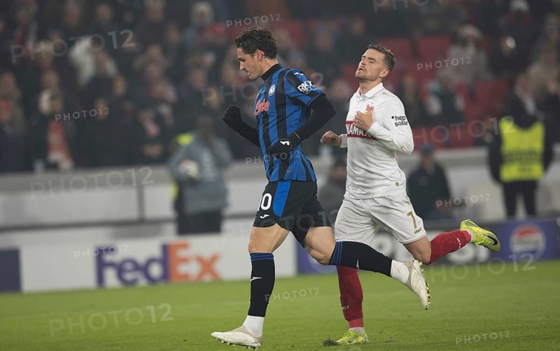 Football match, Nicolo' ZANIOLO Atalanta Bergamo 10 has just scored the 0:2 for Atalanta Bergamo and cheers with his right fist upwards, Maximilian MITTELSTÄDT VFB Stuttgart arrives late, Stuttgart Arena, Stuttgart