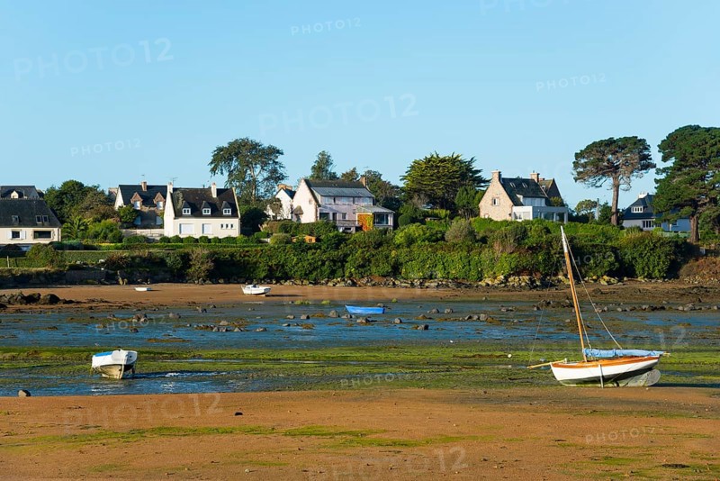 Boats on a sandy strip in front of a coastal town with green vegetation, Trégastel, Tregastel, Perros-Guirec, Côte d'Armor, Brittany, France, Europe