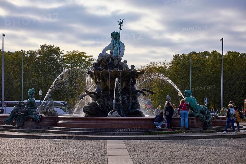 Neptune Fountain backlit, Spandauer Straße, Berlin, capital city, independent city, federal state Berlin, Germany, Europe