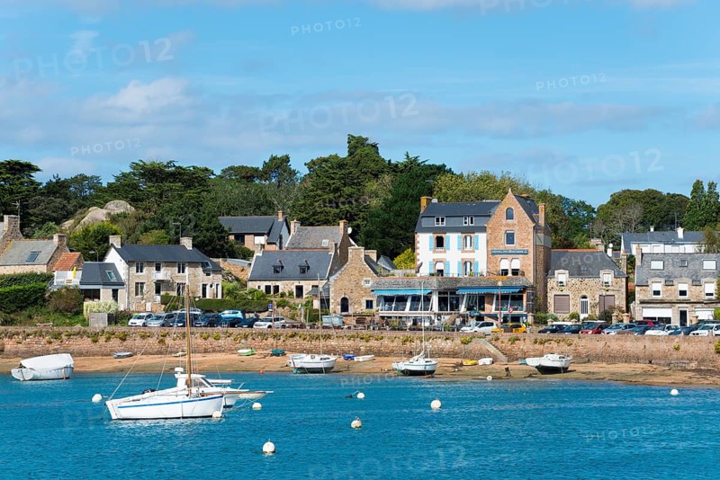 Small town at the harbour with boats on blue water, sunny day, Ploumanac'h, Ploumanach, Perros-Guirec, Côtes-d'Armor, Brittany, France, Europe