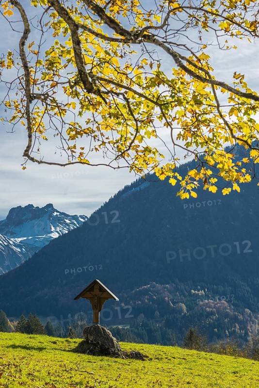 Field cross with the Trettachtal valley behind it, Oberstdorf, Oberallgäu, Bavaria, Germany, Europe