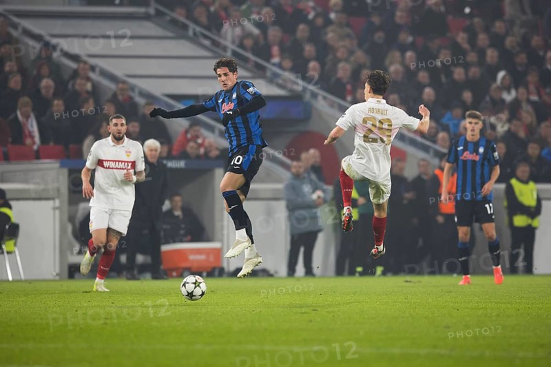 Football match, Nicolo' ZANIOLO Atalanta Bergamo 10 on his way to score the 0:2 for Atalanta Bergamo, Anthony ROUAULT 29 VFB Stuttgart tries to stop him, VFB Stuttgart, Stuttgart Arena, Stuttgart, Germany, Europe