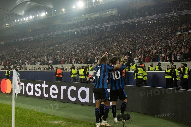 Football match, Nicolo' ZANIOLO Atalanta Bergamo 10 has just scored the 0:2 for Atalanta Bergamo, Marco BRESCIANINI Atalanta Bergamo covered and Isak HIEN 4 Atalanta Bergamo cheer with him in the fan curve, left Matteo RUGGERI Atalanta joins him, VFB Stuttgart, Champions League, Stuttgart Arena, Stuttgart