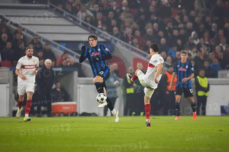 Football match, Nicolo' ZANIOLO Atalanta Bergamo 10 on his way to score the 0:2 for Atalanta Bergamo, a VFB Stuttgart player on the right tries to stop him, VFB Stuttgart, Stuttgart Arena, Stuttgart, Germany, Europe