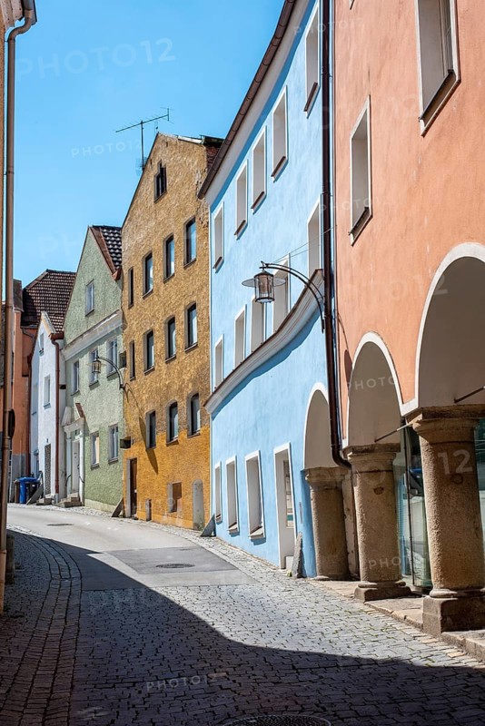 Old row houes in an abandoned alley in downtown Vilshofen in Bavaria, Germany, Europe