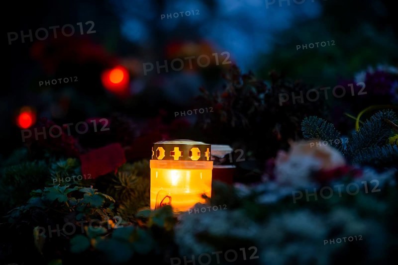 Grave lights on Sunday of the dead at the cemetery in Possendorf. Possendorf, Saxony, Germany, Europe