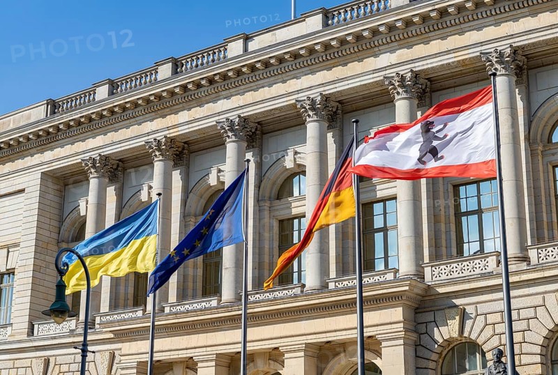 A picture of the flags on the House of Representatives, Berlin's state parliament
