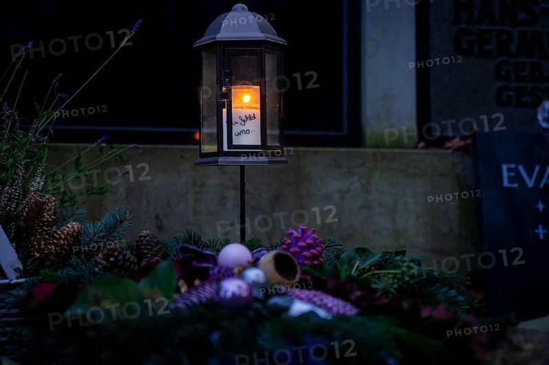 Grave lights on Sunday of the dead at the cemetery in Possendorf. Possendorf, Saxony, Germany, Europe
