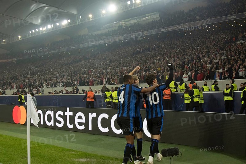 Football match, Nicolo' ZANIOLO Atalanta Bergamo 10 has just scored the 0:2 for Atalanta Bergamo, Marco BRESCIANINI Atalanta Bergamo and Isak HIEN 4 Atalanta Bergamo cheer with him in the fan block, VFB Stuttgart, Champions League, Stuttgart Arena, Stuttgart