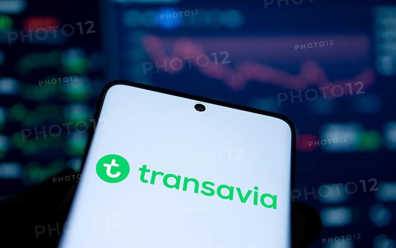 Transavia logo is displayed on smartphone.