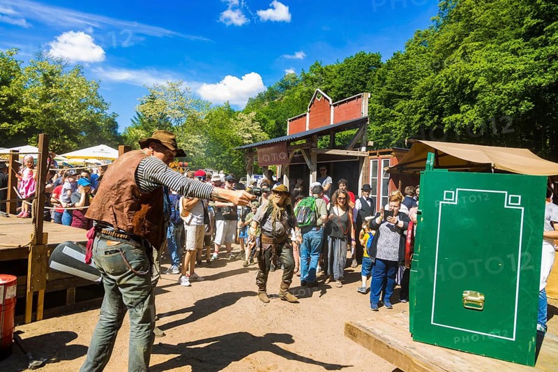 The Karl May Festival has been held every year since 1991 on a weekend in May in the Lössnitzgrund Radebeul in memory of the writer Karl May. Around 30, 000 guests attend the festival every year. Western Show in Little Tombstone. Here the Locci Gang