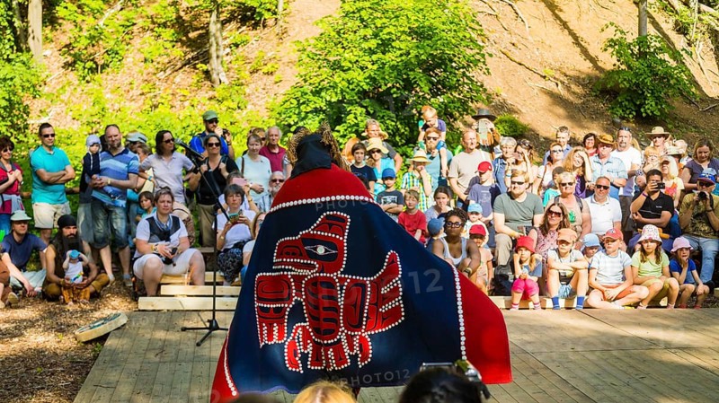 The Karl May Festival has been held every year since 1991 on a weekend in May in the Lössnitzgrund Radebeul in memory of the writer Karl May. Around 30, 000 guests attend the festival every year. Ed E. Bryant of the Tsimshian Nation
