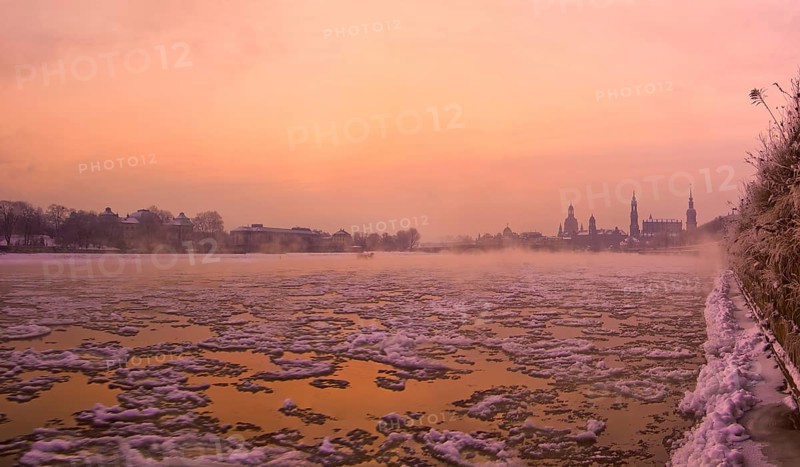 Dresden, morning fog over the Elbe. With temperatures as low as 20 degrees below zero, the Elbe offered a special natural spectacle in the winter of 2012