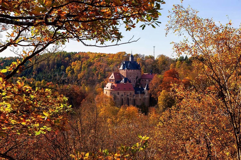 Kriebstein Castle rises on a steep rock above the Zschopau. Within the large group of hilltop castles, it embodies the type of mountain Spornburg: it lies on the outermost spur of a mountain spur around which the Zschopau flows in a wide curve on three sides