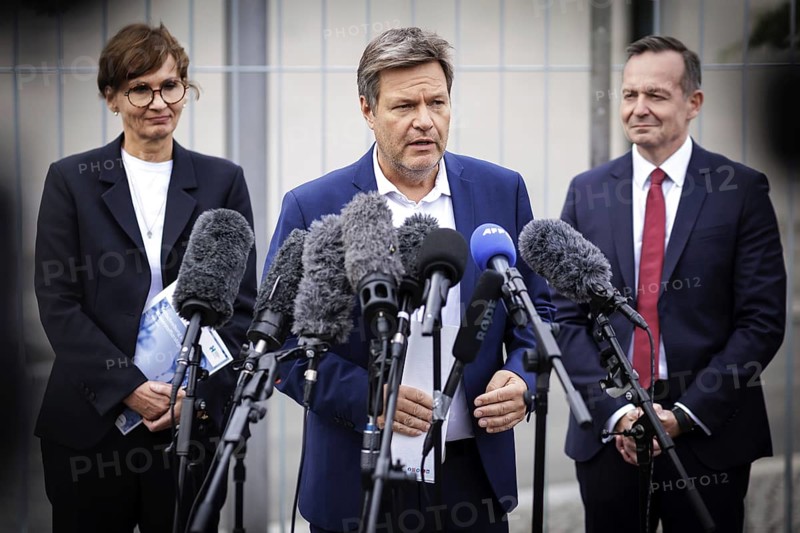 (L-R) Bettina Stark-Watzinger, Bundesministerin fuer Forschung und Bildung, Robert Habeck, Bundesminister fuer Wirtschaft und Klimaschutz und Vizekanzler, und Volker Wissing, Bundesminister fuer Verkehr und Ditgitales, aufgenommen bei einem Pressestateme