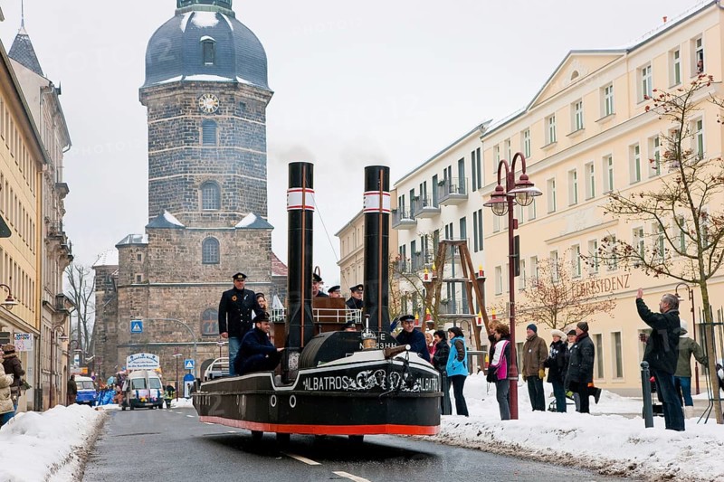The traditional carnival parade in Bad Schandau marks the end of the boatmen's carnival parades in Saxon Switzerland. The Flecklmänner and large replicas of the Elbe steamers are a local speciality