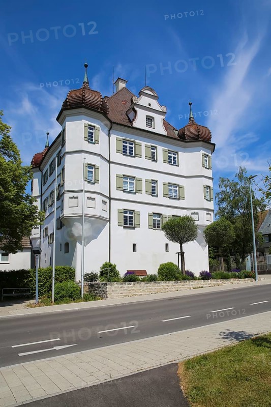 Bernstadt Castle, today municipal administration and local history museum, symmetrical baroque building, historical building, architecture, white facade, windows, turrets, shutters, roof tiles, alleyway, Schmiedgasse, Bernstadt, Baden-Württemberg, Germany, Europe