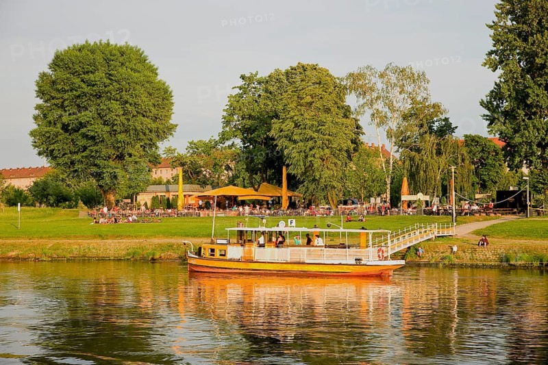 Elbe ferry in Dresden Johannstadt, right next door is the Fährgarten, a pub with a beer garden that is particularly popular with cyclists on the nearby Elbe cycle path