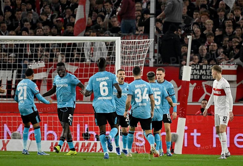Goal celebration Amine Adli Bayer 04 Leverkusen (21) Victor Boniface Bayer 04 Leverkusen (22) Odilon Kossounou Bayer 04 Leverkusen (06) Alejandro Grimaldo Bayer 04 Leverkusen (20) Granit Xhaka Bayer 04 Leverkusen (34) Florian Wirtz Bayer 04 Leverkusen (10) Disappointment at Chris Führich VfB Stuttgart (27) MHPArena, MHP Arena Stuttgart, Baden-Württemberg, Germany, Europe