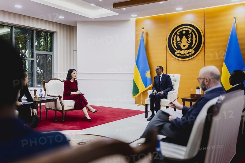(L-R) Annalena Baerbock (Buendnis 90 Die Gruenen), Bundesaussenministerin, und Paul Kagame, Praesident von Ruanda, aufgenommen im Rahmen eines gemeinsamen Treffens in Kigali, 18.12.2023. Baerbock reist nach Ruanda fuer bilaterale Gespraeche sowie zur Ero
