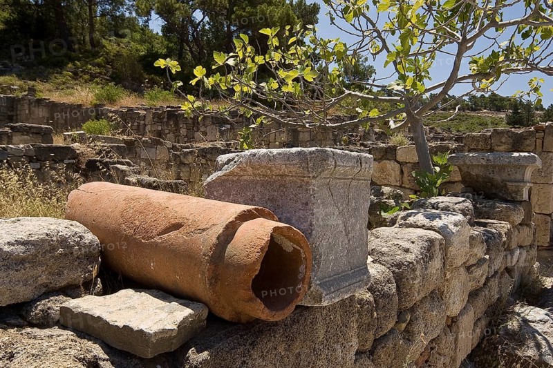 Rhodes Island, The ancient city of Kamiros, which is located on a hillside and dates back to the 6th century BC, is well known. The extensive ruins include a well-preserved market square from Roman times as well as temples, villas and the acropolis with columns of a temple to Athena
