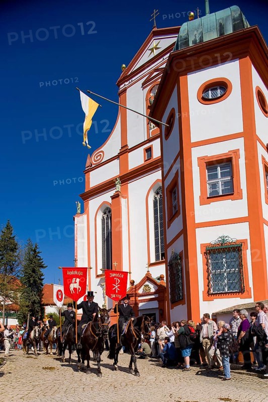 Every year at Easter there are about 5 processions in Lusatia, each with about 200 riders. The Catholic Church continues old Sorbian rites here. Thousands of spectators watch the impressive cavalcades