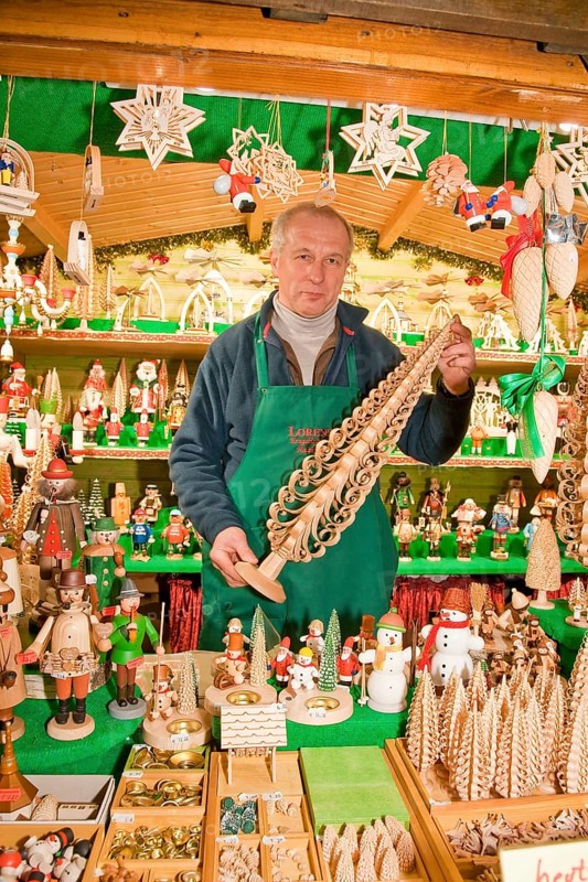 Striezelmarkt, which has been organised since 1434, is the oldest Christmas market in Germany and takes place on the Altmarkt square, taking its name from the traditional Christmas biscuits, Stollen and Striezel. The special goods on offer include traditional chip trees from the Ore Mountains