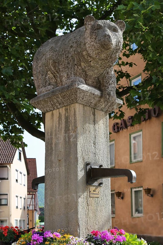 Bärenbrunnen, stone figure, sculpture, sculpture, at the back of the former Bären inn, Eningen unter Achalm, Baden-Württemberg, Germany, Europe
