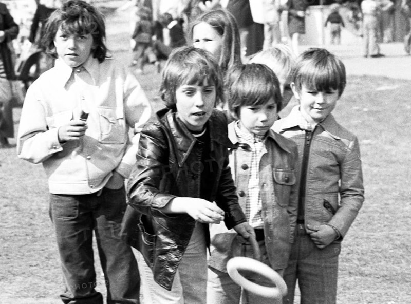 The children's parties of the Young Pioneers (JP) of the children's organisation of the DKP, modelled on the GDR, were intended to offer children entertainment during the holidays through sack races, egg races and all kinds of games and to give their parents ideas here on 31 May 1975 in Wuppertal, Cologne and Krefeld, Germany, Europe