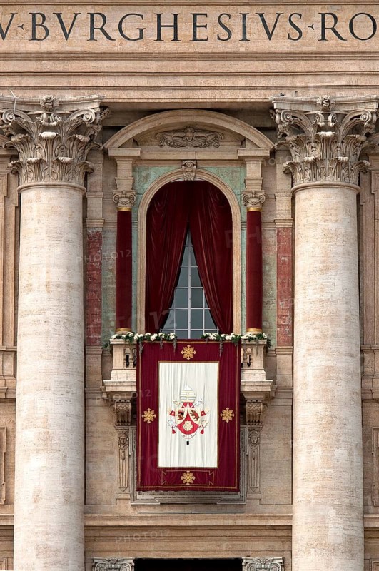 St. Peter's Basilica, Basilica of St. Peter with coat of arms banner of Pope Benedict XVI, balcony of the Loggia delle Benedizioni, St. Peter's Square, Piazza San Pietro, Vatican, Rome, Lazio, Italy, Europe