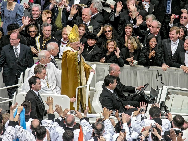 Pope Benedict XVI Joseph Ratzinger among crowds in the Popemobile after the enthronement on 24. 04. 2005, St. Peter's Cathedral, St. Peter's Basilica, Piazza San Pietro, St. Peter's Square, Vatican, Rome, Lazio, Italy, Europe