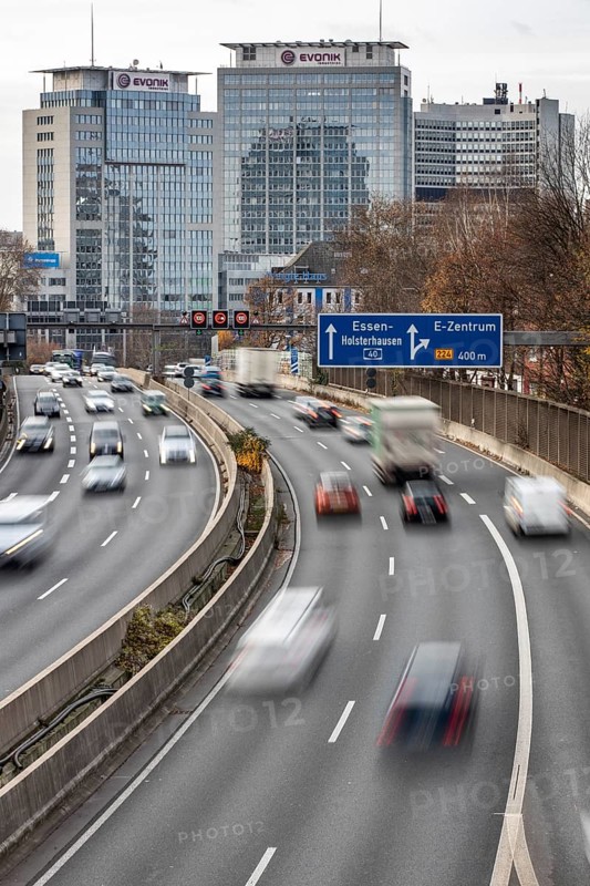 Motorway A40, Ruhrschnellweg, skyline of the city centre of Essen, this area would also be affected by a diesel driving ban, Essen, North Rhine-Westphalia, Germany, Europe