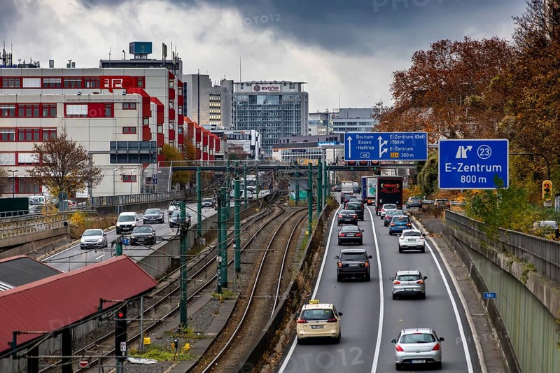 Motorway A40, Ruhrschnellweg, in Essen, route through the city centre, is affected by a possible diesel driving ban, Skyline, Essen, North Rhine-Westphalia, Germany, Europe