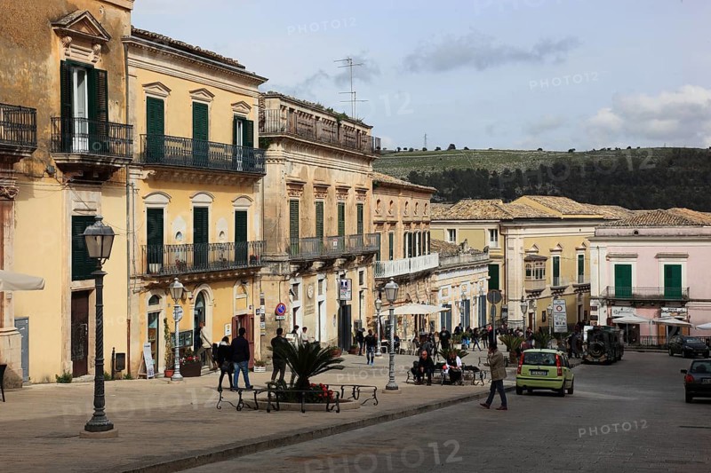 Old town of Ragusa, houses Piazza Duomo in the late Baroque district of Ragusa Ibla, Unesco World Heritage Site, Sicily, Italy, Europe