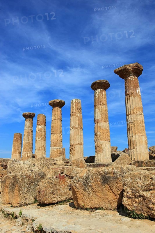 In the Parco Valle dei Templi di Agrigento, Unesco World Heritage Site, remains of the ancient city of Akragas in the Valley of the Temples of Agrigento, Tempio di Ercole, the columns of the Temple of Heracles, Sicily, Italy, Europe