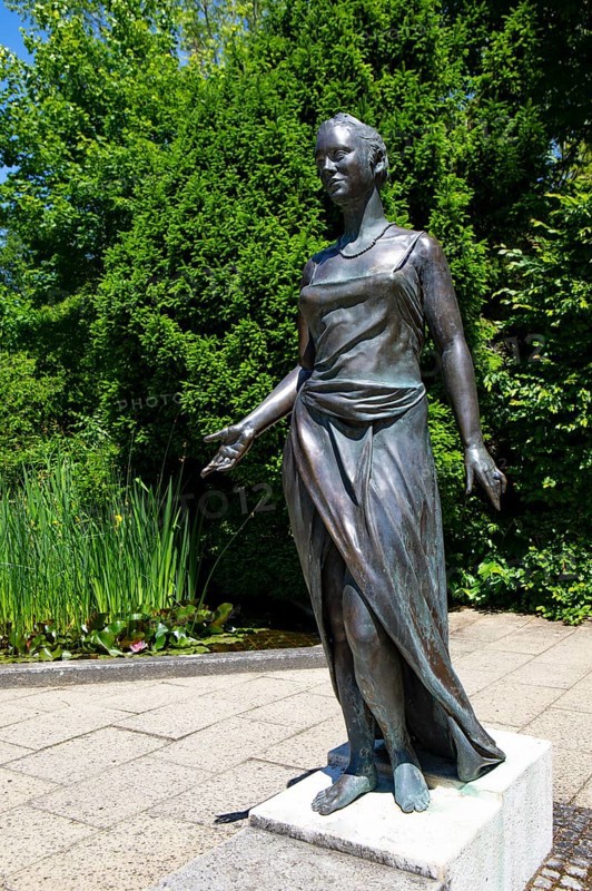 Scupture Princess and the Frog King in the spa garden, Bad Füssing, Lower Bavaria, Bavaria, Germany, Europe