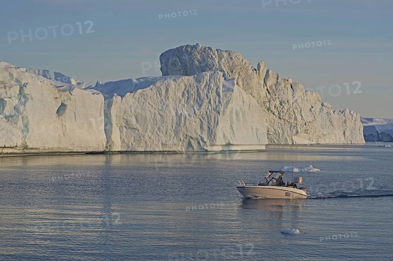 Small boat in front of icebergs, midnight sun, Ilulissat, Disko Bay, Denmark, Greenland, North America