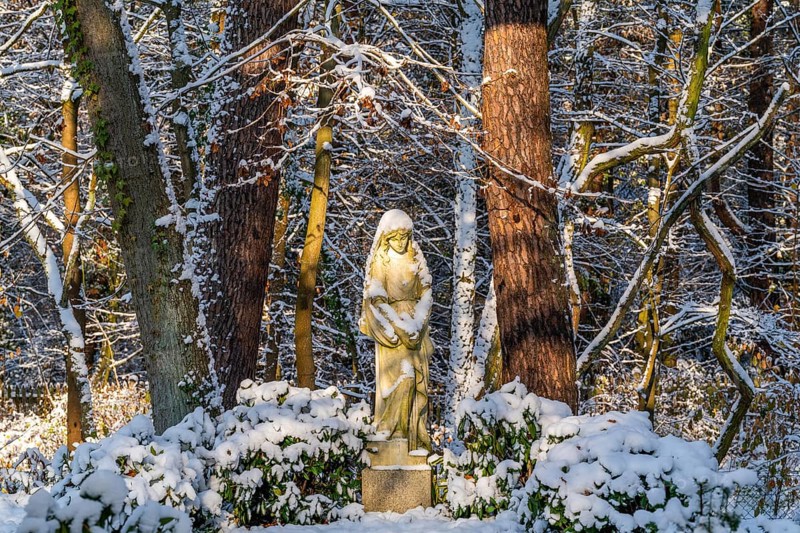 Stone sculpture of a grieving woman in the snow, Südwest-Kirchhof, historic cemetery in Stahnsdorf, Potsdam-Mittelmark, Brandenburg, Germany, Europe