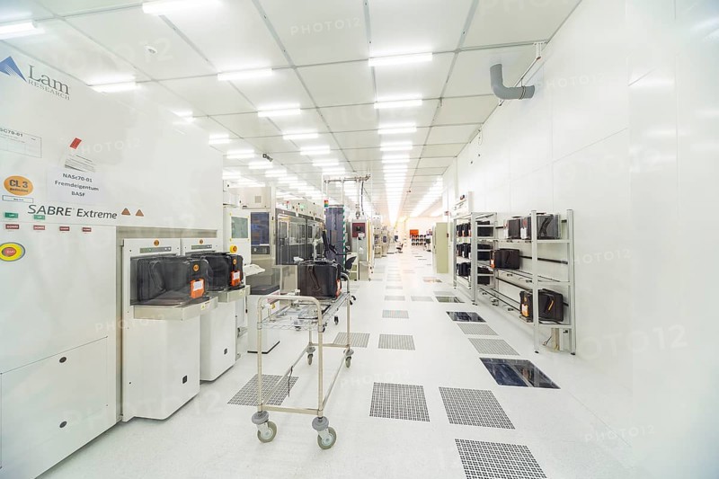 Press tour as part of SPIN2030, a campaign to highlight the diversity, excellence and attractiveness of Saxony as a centre of science, Fraunhofer Institute for Photonic Microsystems IPMS (CNT) Wafer production in the clean room