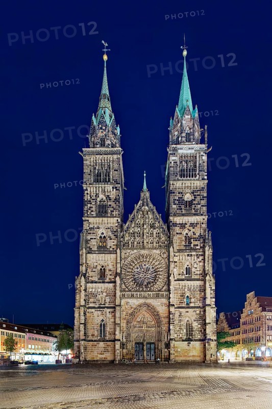 St. Lorenz, Gothic church building, Protestant city church with two towers of 80, 8 and 81 metres high, night shot, illuminated, Lorezer Platz, Nuremberg, Middle Franconia, Franconia, Bavaria, Germany, Europe