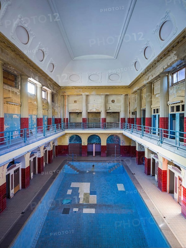 The Stadtbad is a building that was used as an indoor swimming pool for 88 years in the northern suburb of Leipzig. In 2004, the baths were closed due to structural defects. A foundation is working to renovate and revitalise the building. Women's swimming pool