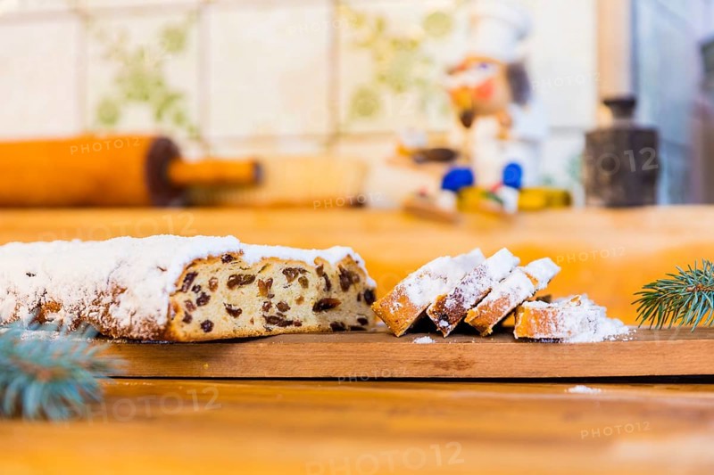Erzgebirge Christmas stollen, there is also a stollen tradition in the Erzgebirge, the typical Christmas pastry comes, for example, from the Sauer bakery in Pretzschndorf in the Erzgebirge