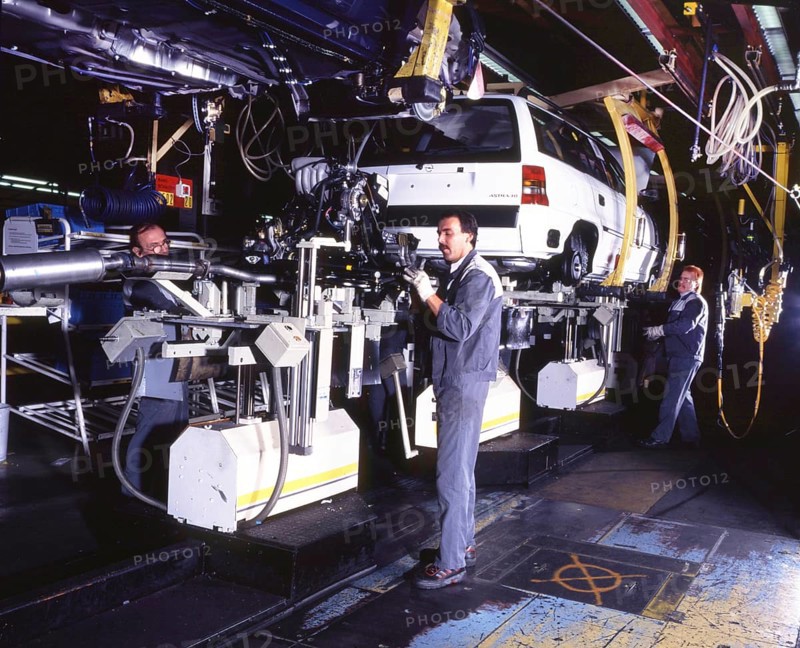 Industry, production, automation of the car industry, worker at conveyor belt, robot, 12 06 1995 Opel plant in Bochum, Bochum Germany