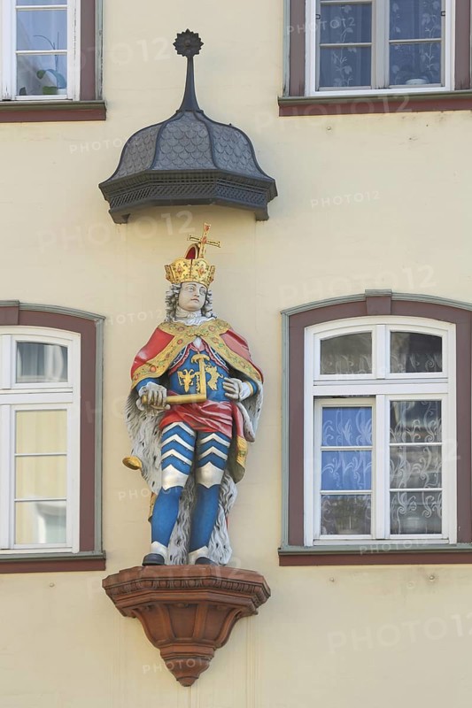 Figure at the house Zum Römischen Kaiser, king, historical, clothing, Kornmarkt, Wetzlar, Hesse, Germany, Europe
